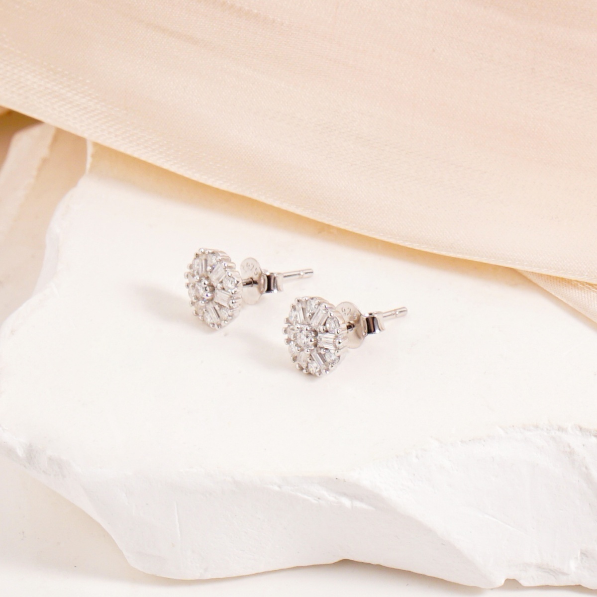 Glittering Ice Bloom Studs Daisy Stud Earrings VVS Synthetic Moissanite Earrings S925 Studs