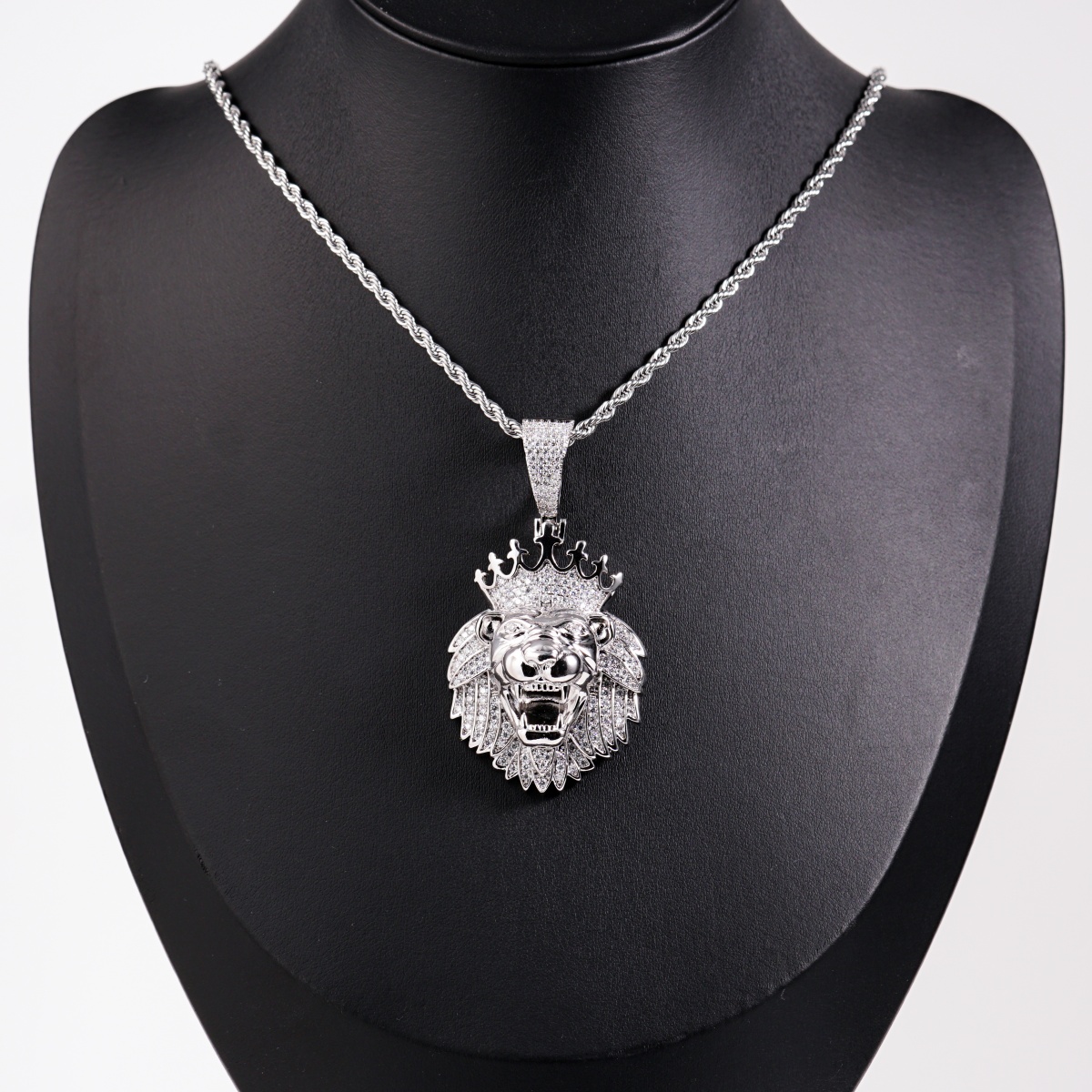 Iced Out Crown Lion Head Pendant Hip Hop Lion Necklace Chain D Color VVS Synthetic Moissanite Copper Chain