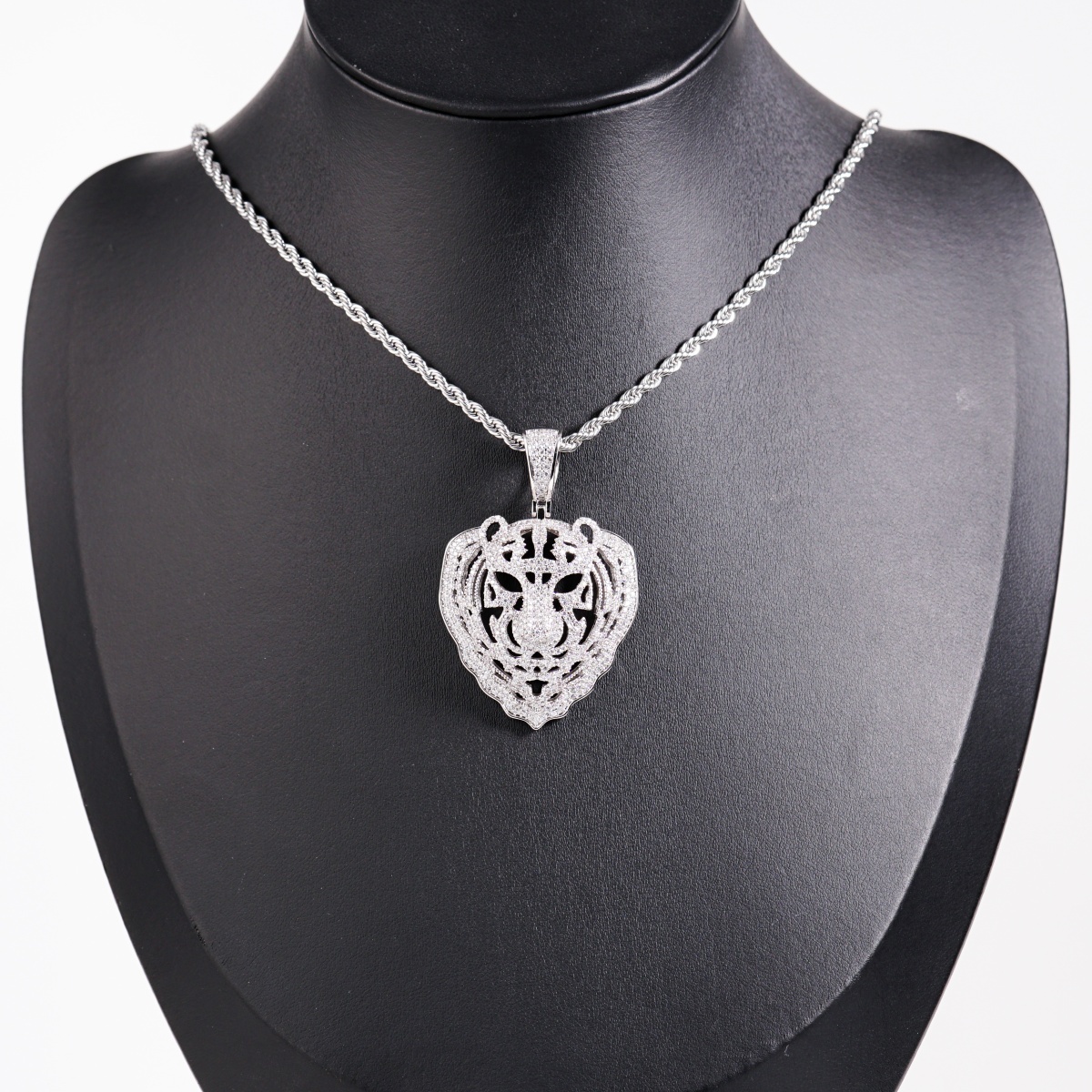 Eternal Pride Hip Hop Tiger Head Pendant Tiger Necklace Chain D Color VVS Synthetic Moissanite Copper Chain