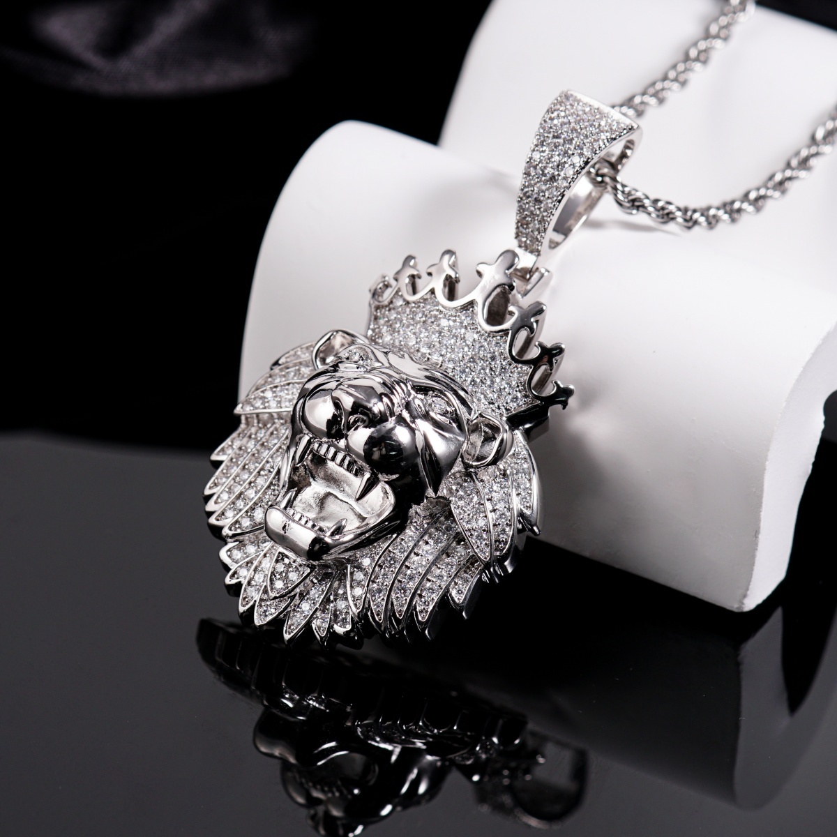 Iced Out Crown Lion Head Pendant Hip Hop Lion Necklace Chain D Color VVS Synthetic Moissanite Copper Chain