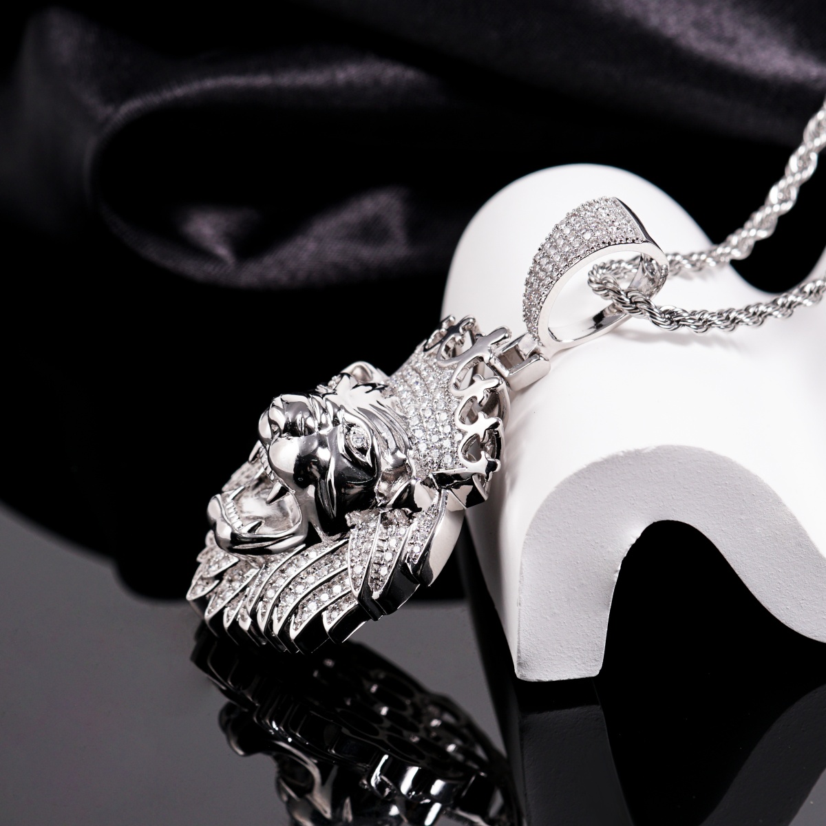 Iced Out Crown Lion Head Pendant Hip Hop Lion Necklace Chain D Color VVS Synthetic Moissanite Copper Chain