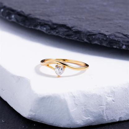 Delzzad 0.3ct The Gentle Love Engagement Ring Asymmetrical Heart Ring Band Solitaire Ring VVS Synthetic Moissanite Ring Jewelry Copper Band