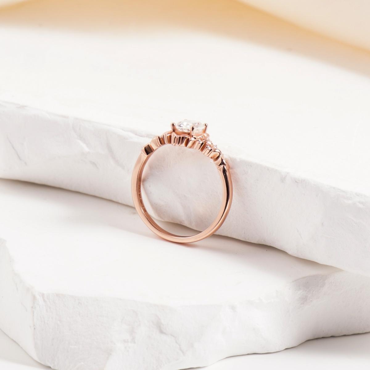 Delzzad 1ct Love Blossom Ring Oval Cut Synthetic Moissanite Ring Jewelry S925 Elegant Rose Golden Engagement Ring Nature Inspired Promise Ring for Women Perfect Birthday Engagement Wedding Anniversary Christmas Gift