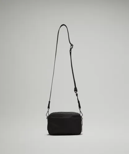 Everywhere Crossbody Bag 2L Metal Hardware