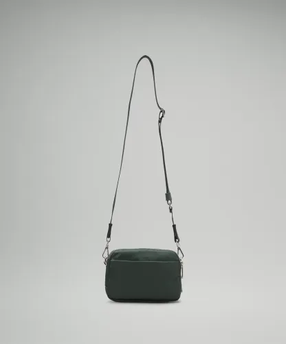 Everywhere Crossbody Bag 2L Metal Hardware