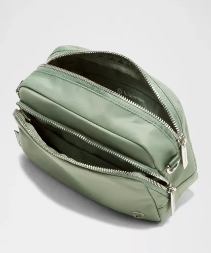 Everywhere Crossbody Bag 2L Metal Hardware