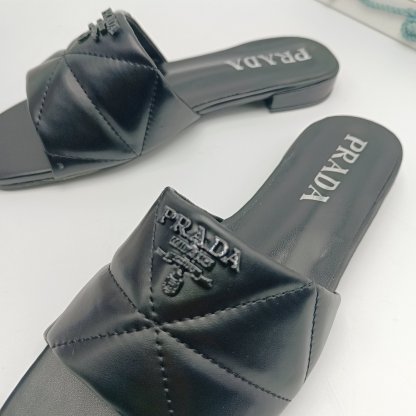 Triangle quilted sandals