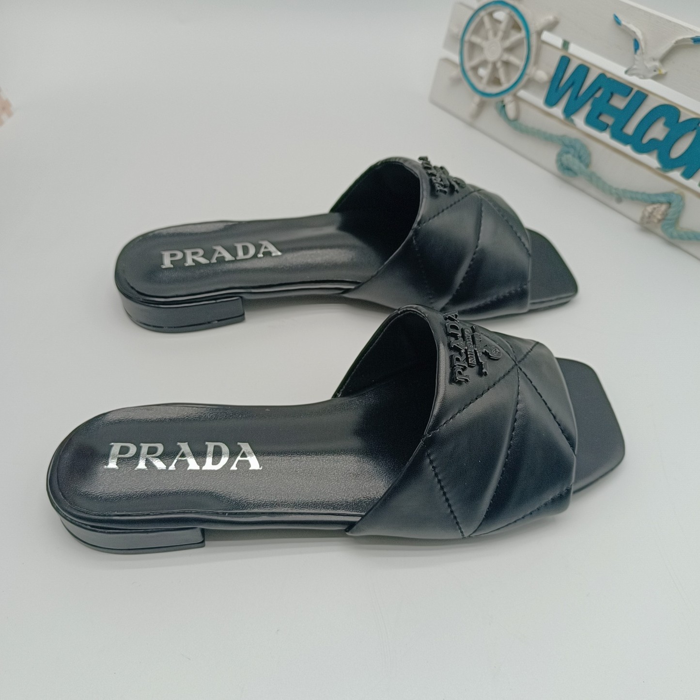 Triangle quilted sandals