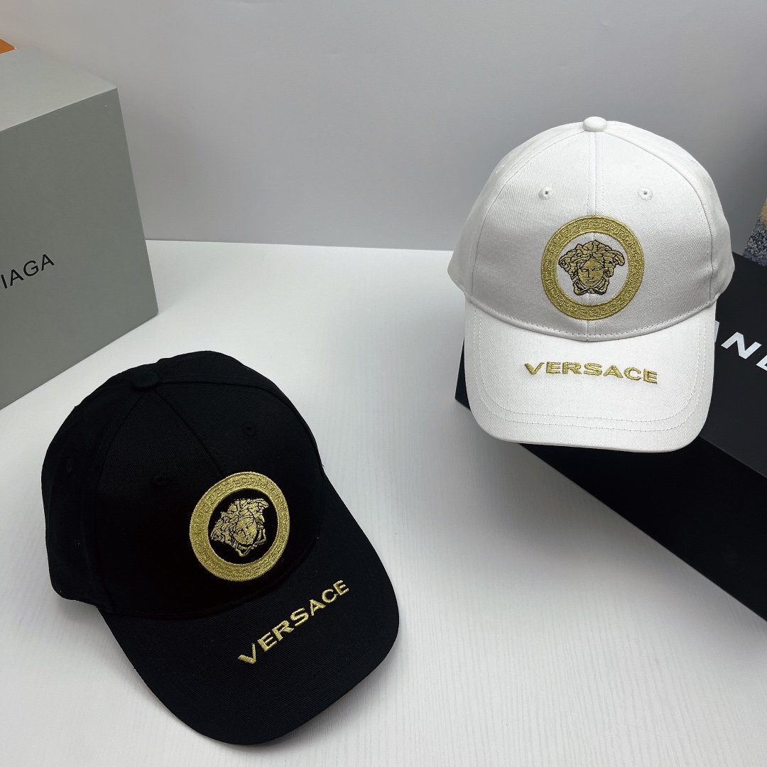 logo-embroidered cap