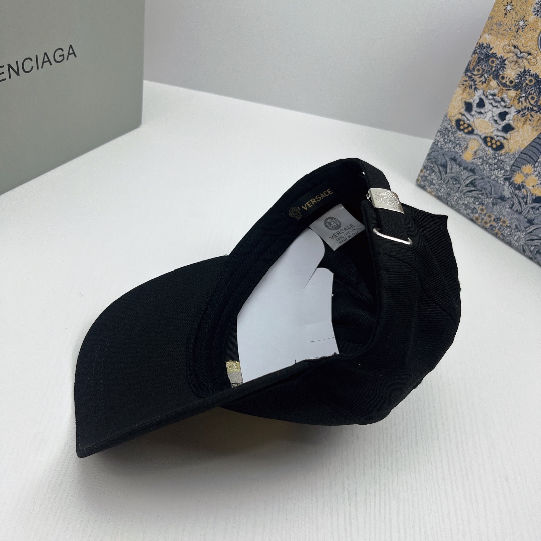 logo-embroidered cap