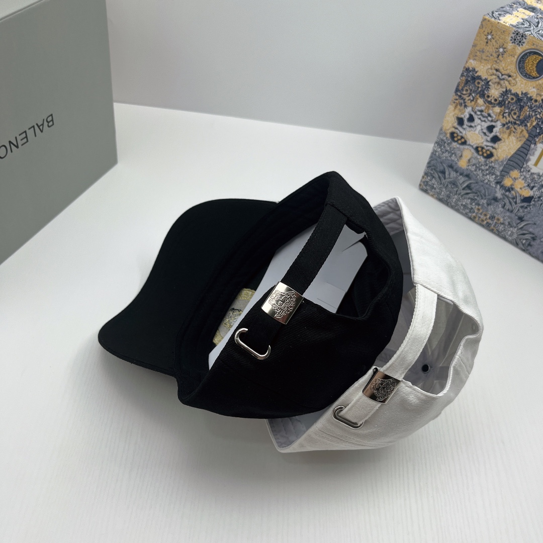 logo-embroidered cap