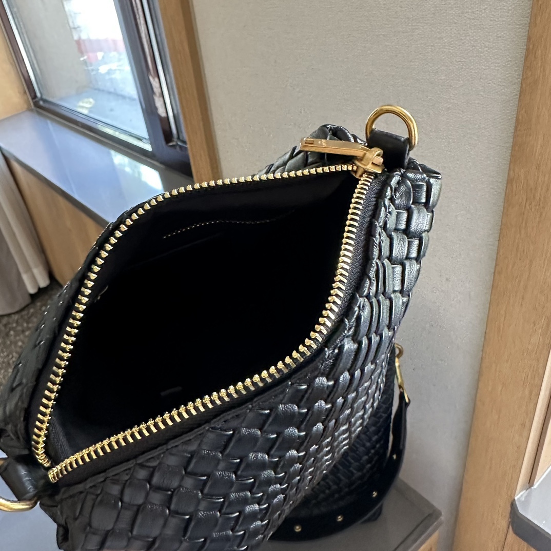 LE 37 SMALL IN SHINY LEATHER