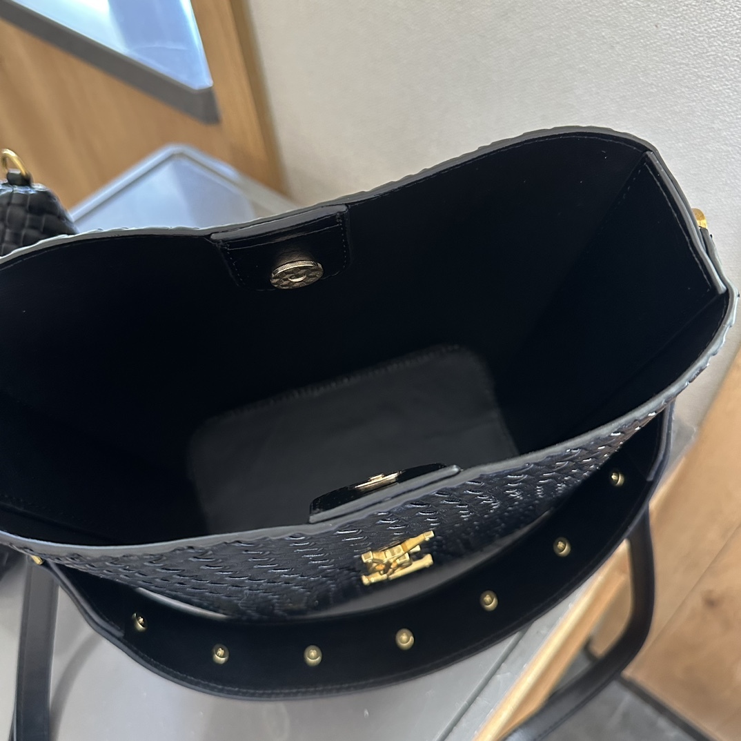 LE 37 SMALL IN SHINY LEATHER