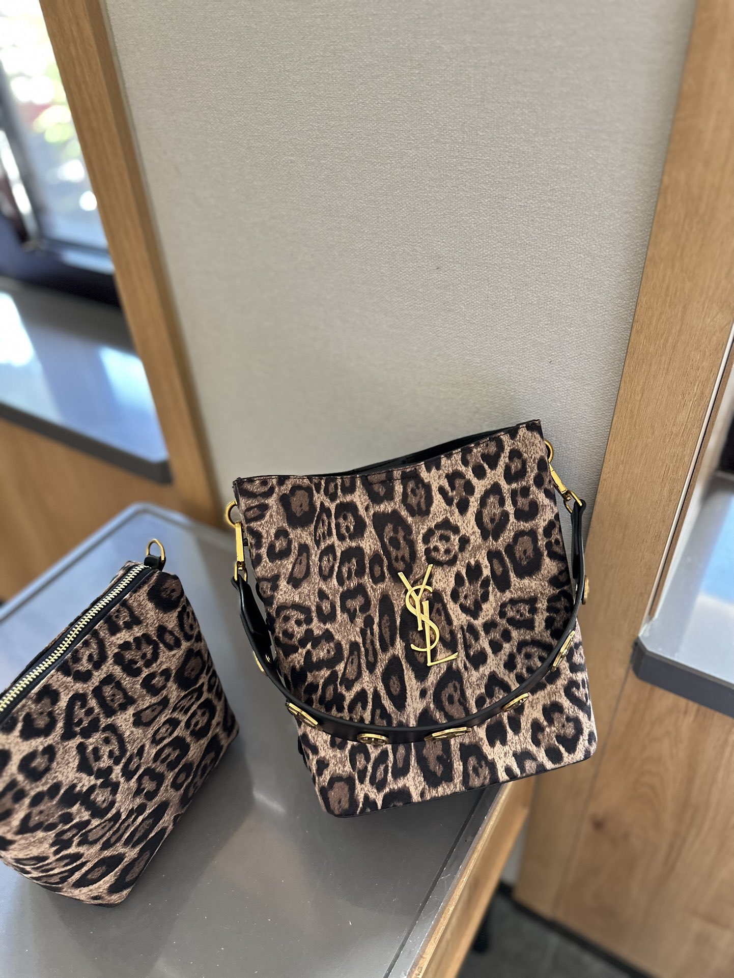 LE 37 SMALL IN SHINY LEATHER