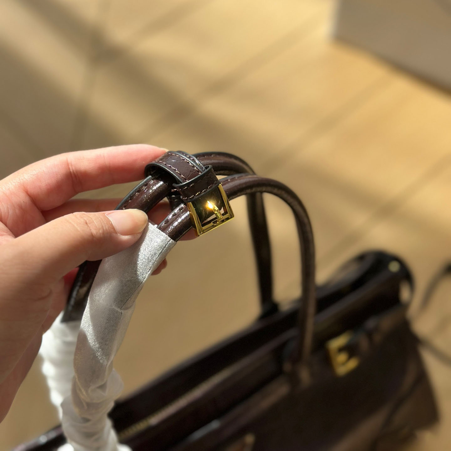 Medium leather handbag