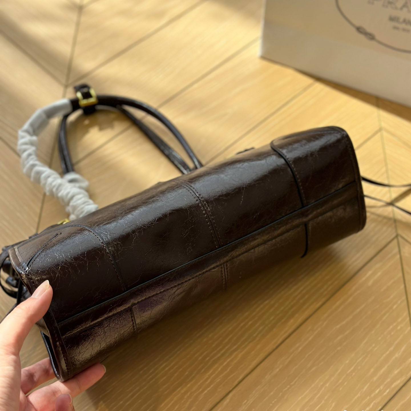 Medium leather handbag