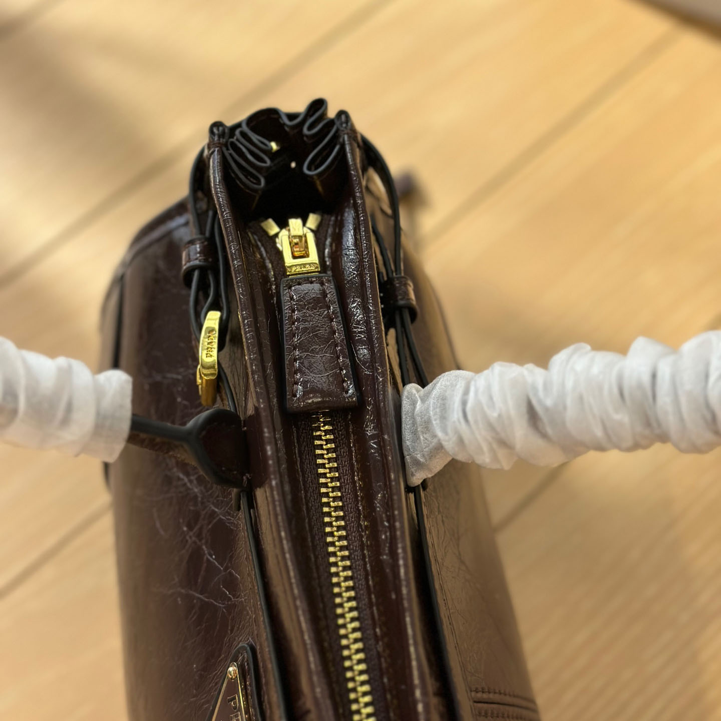 Medium leather handbag