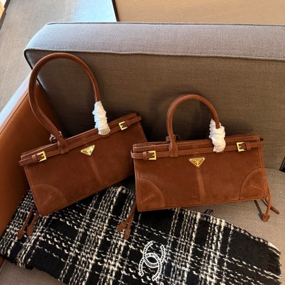 Medium leather handbag