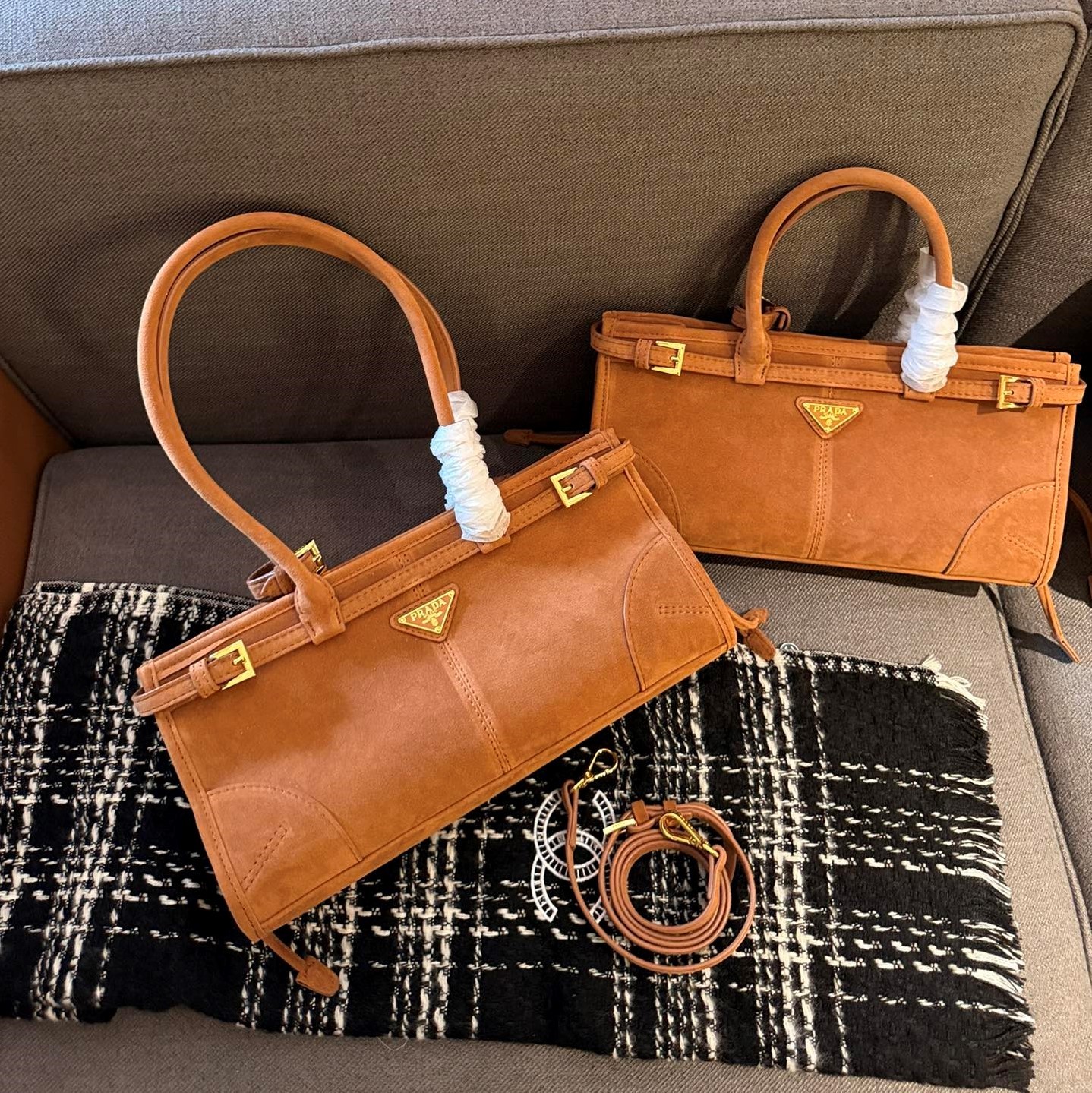 Medium leather handbag