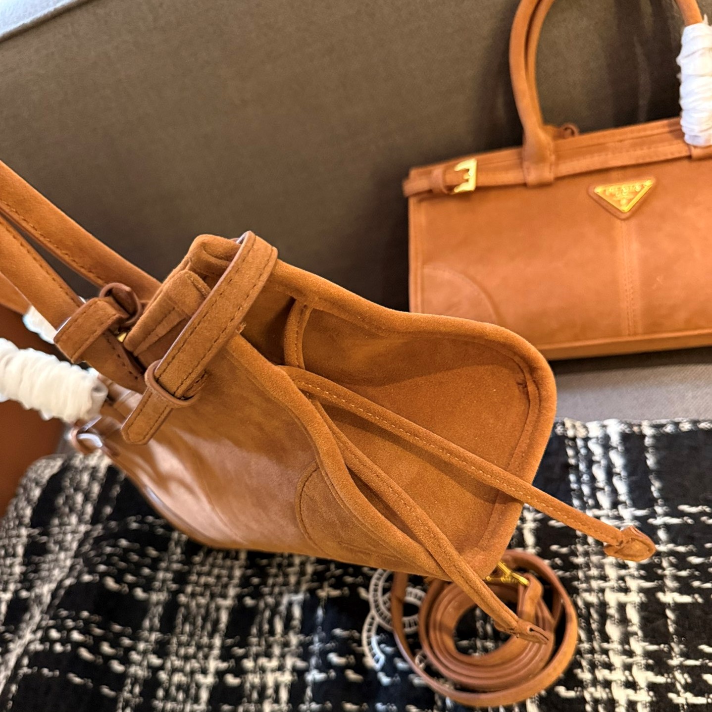 Medium leather handbag