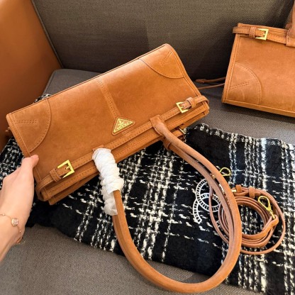 Medium leather handbag
