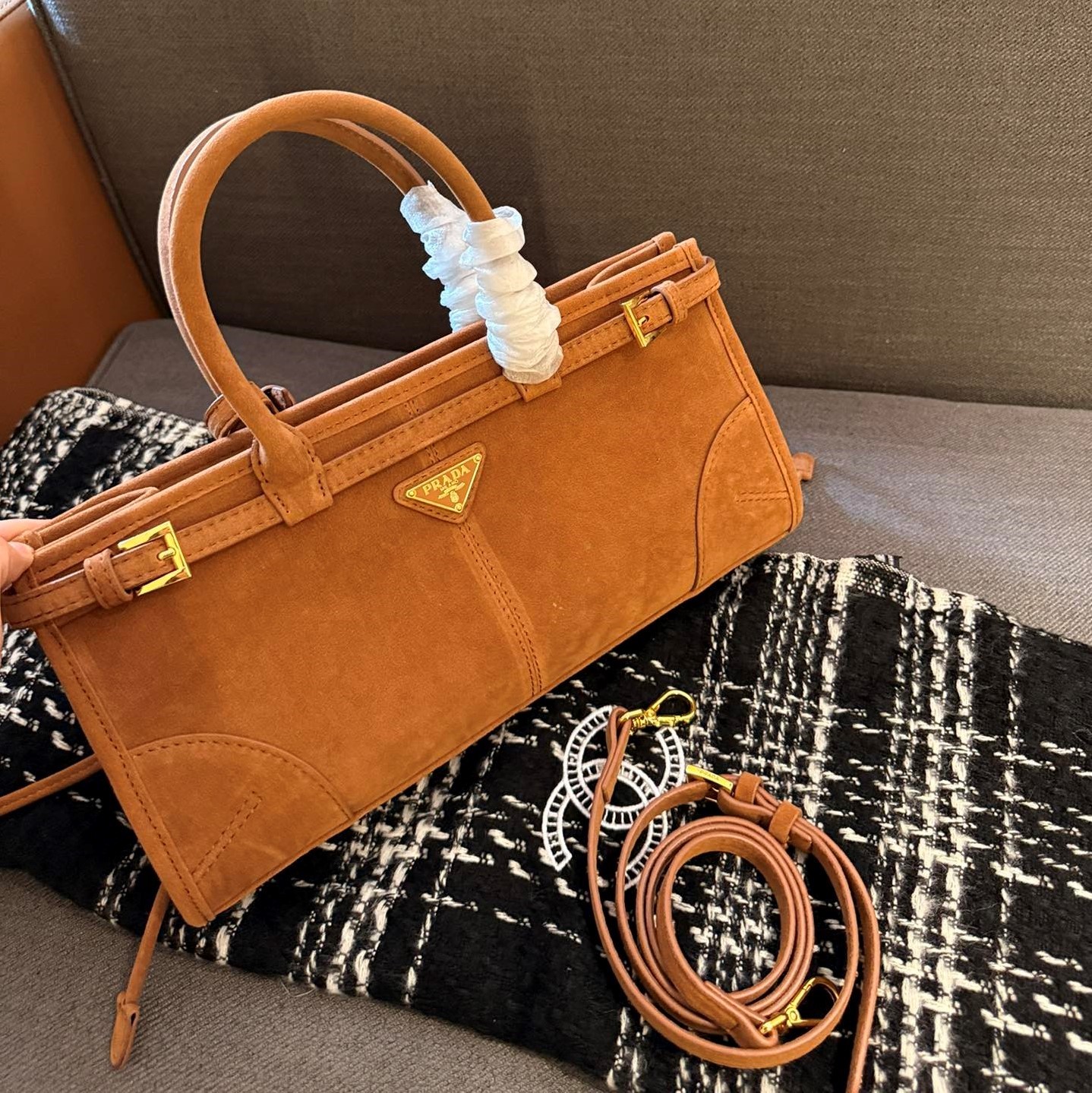 Medium leather handbag