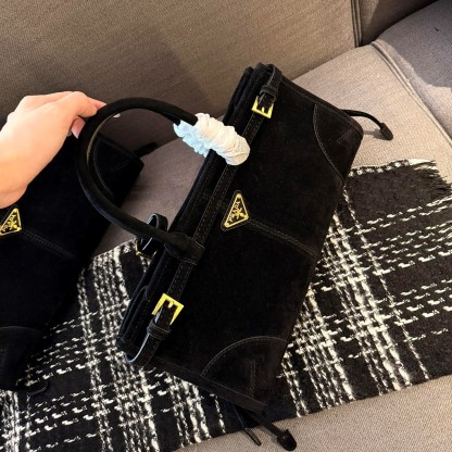 Medium leather handbag