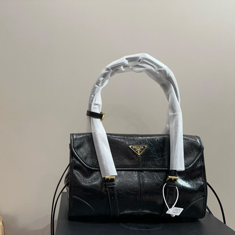 Medium leather shoulder bag