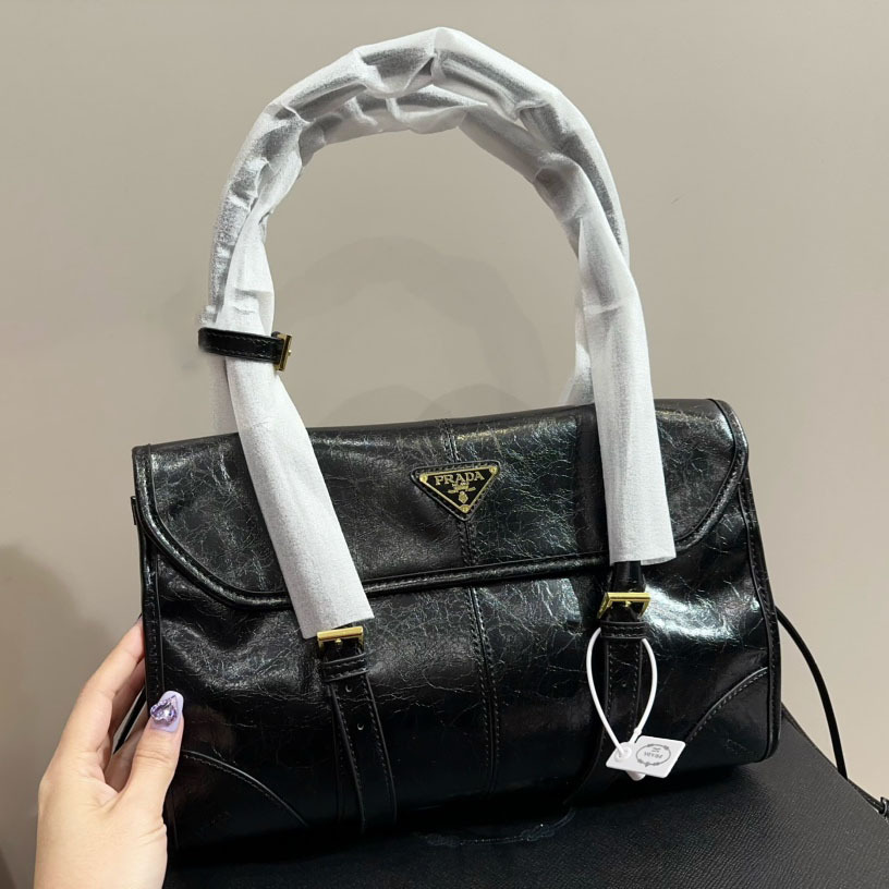 Medium leather shoulder bag