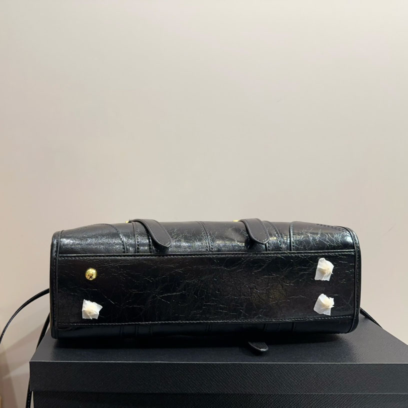 Medium leather shoulder bag