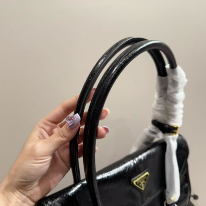 Medium leather shoulder bag