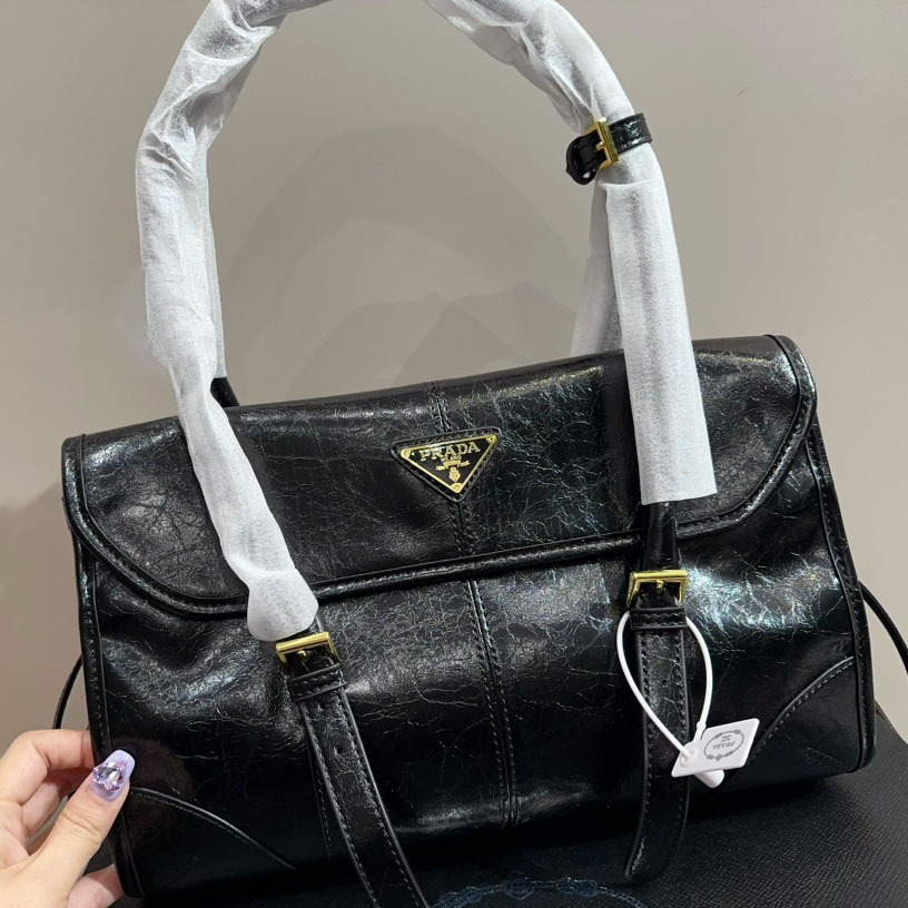 Medium leather shoulder bag