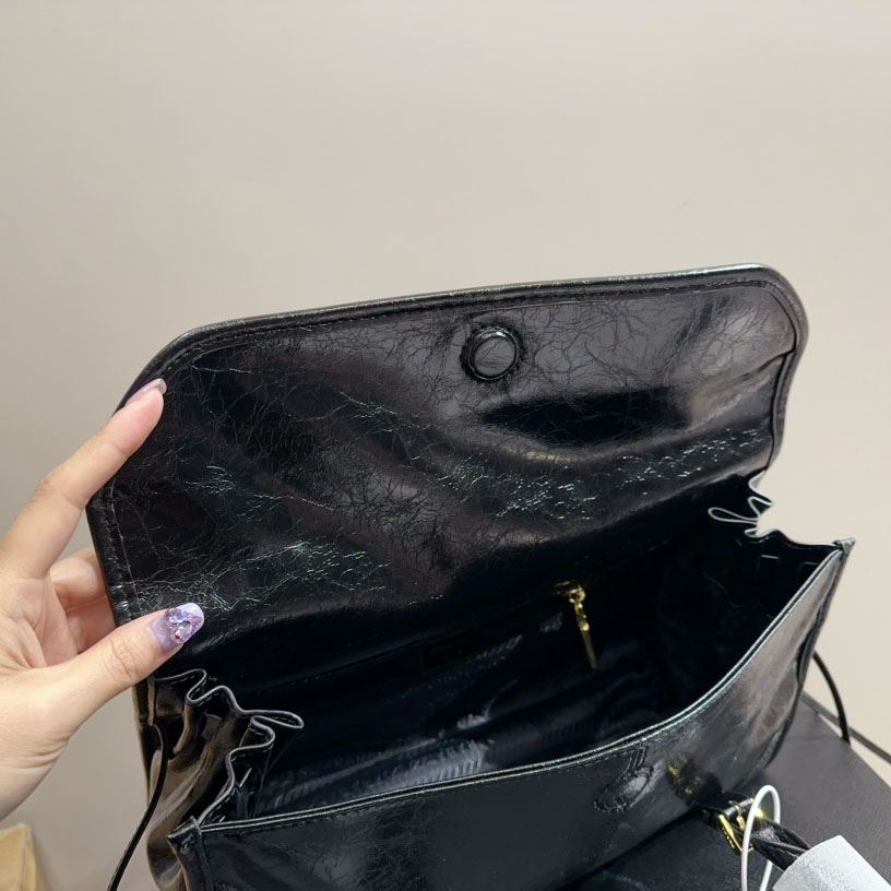 Medium leather shoulder bag