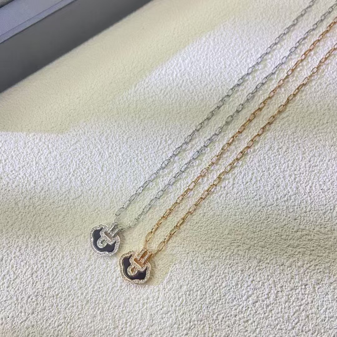 Yu Yi necklace with diamonds and jade