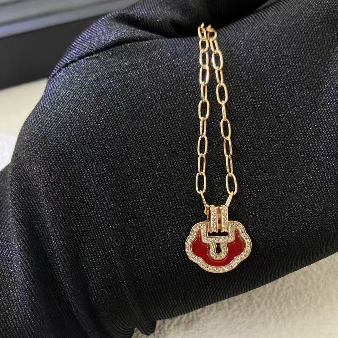 Yu Yi necklace with diamonds and jade