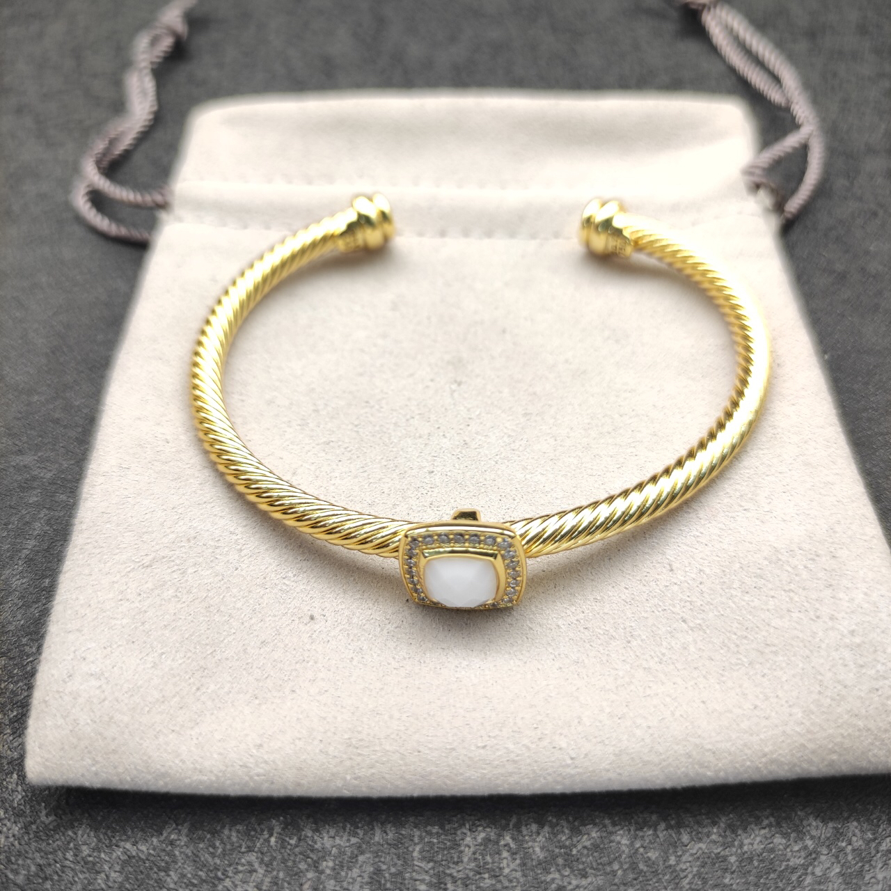 Cable Classics Bracelet with White Agate and Diamonds 18K Yellow Gold 4mm