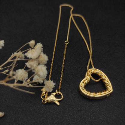 Dathtvid Yurthtman Open Heart Cable Pendant in Yellow Gold