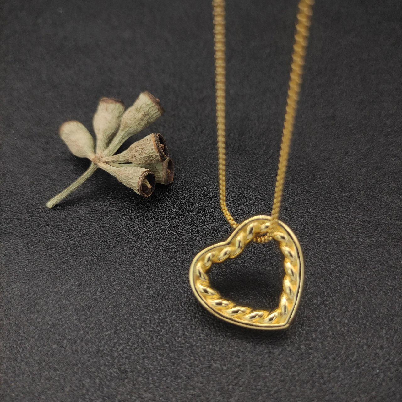 Dathtvid Yurthtman Open Heart Cable Pendant in Yellow Gold