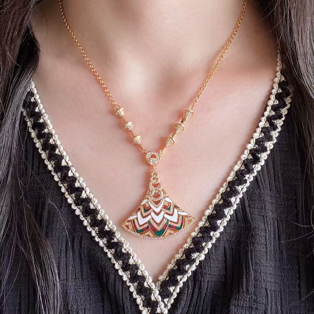 Fan-Shaped Pendant Necklace