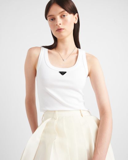 Eternal Gold mini triangle pendant necklace in white gold and diamonds