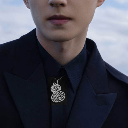 Wulu Lotus necklace in 18K white gold diamonds