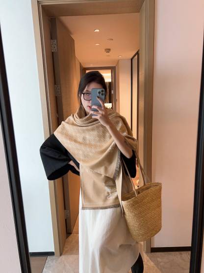 Fashion letter H scarf with horse hanging pattern