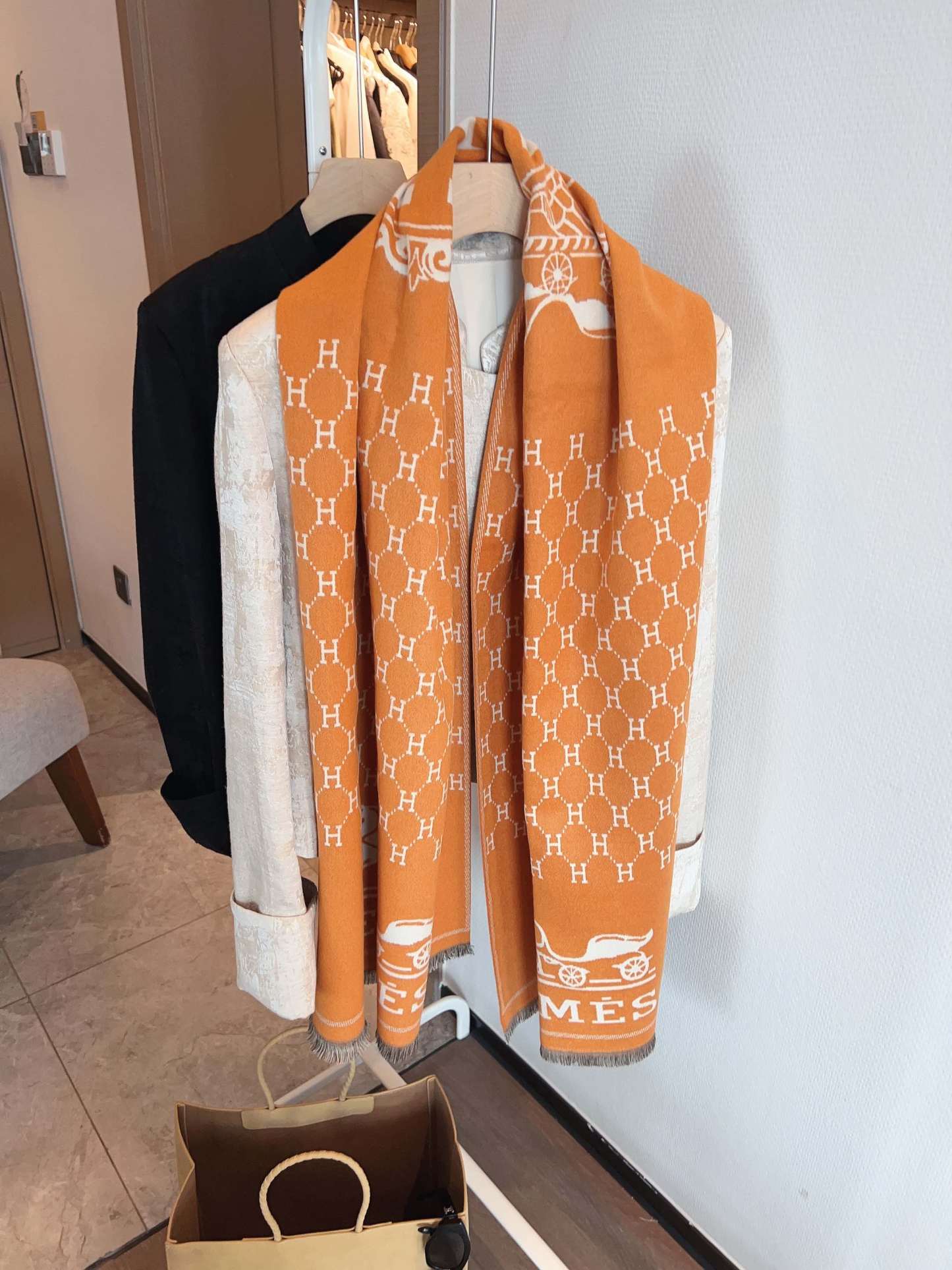 Fashion letter H scarf with horse hanging pattern