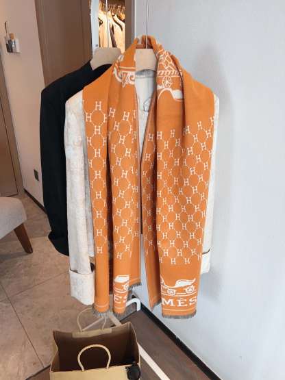 Fashion letter H scarf with horse hanging pattern