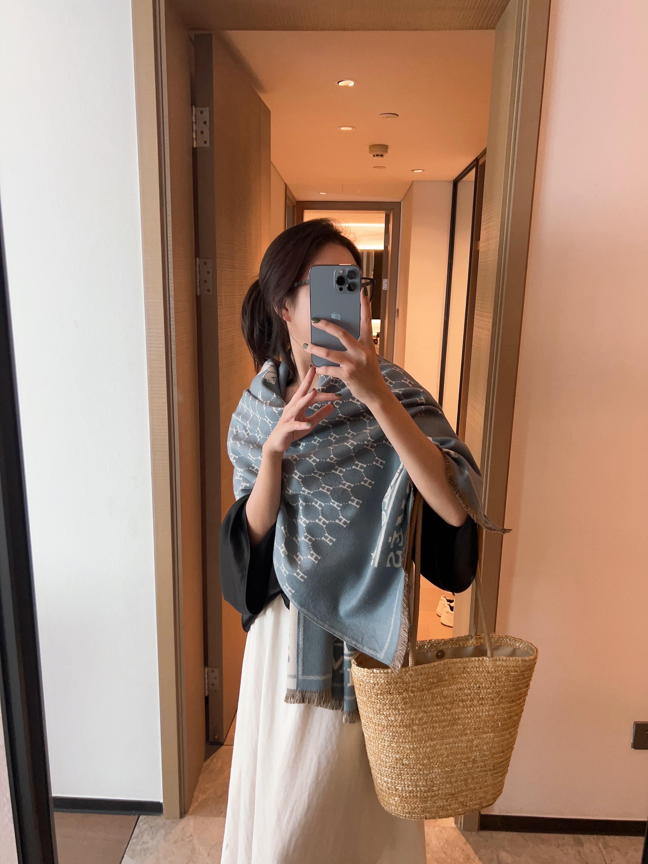 Fashion letter H scarf with horse hanging pattern