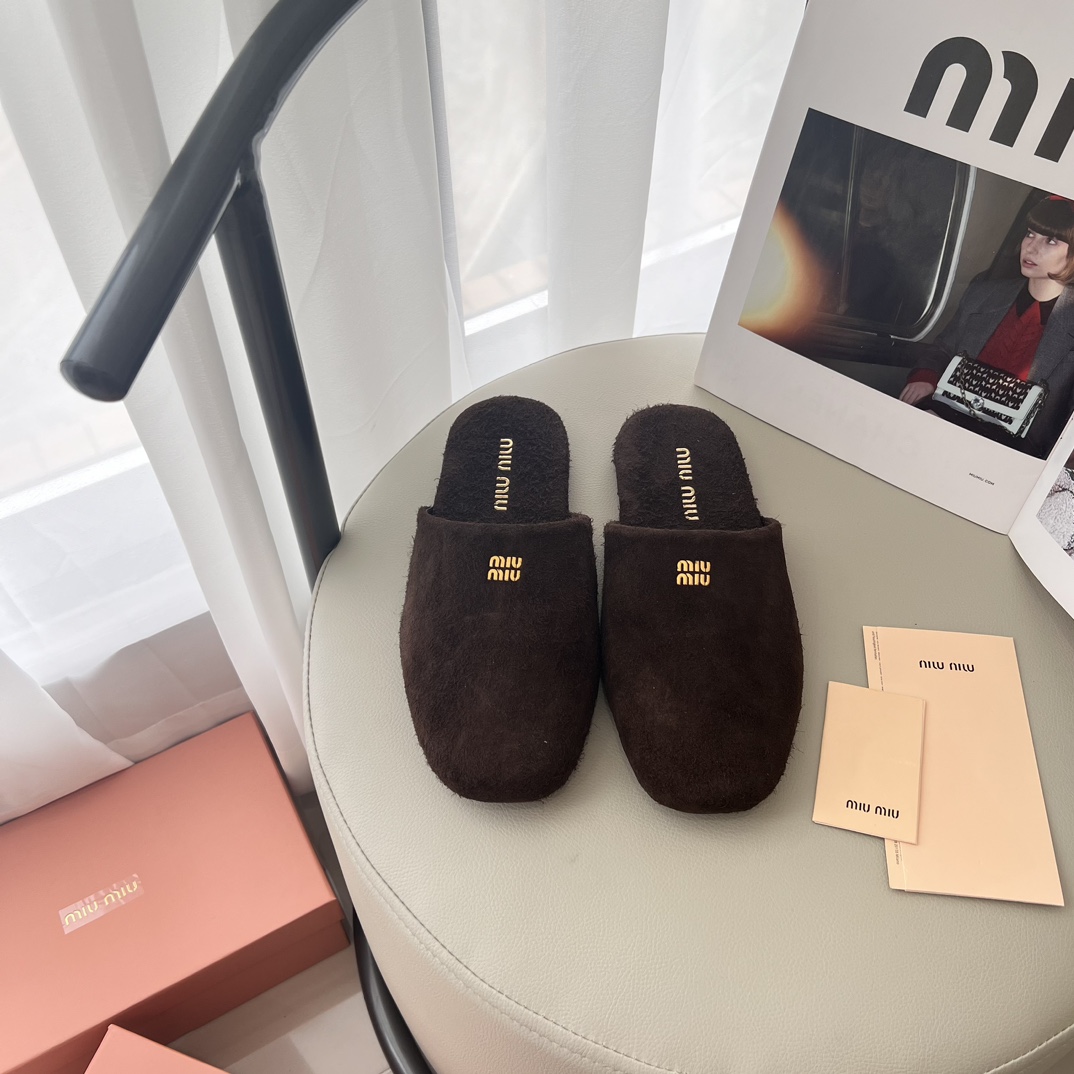 Suede slippers