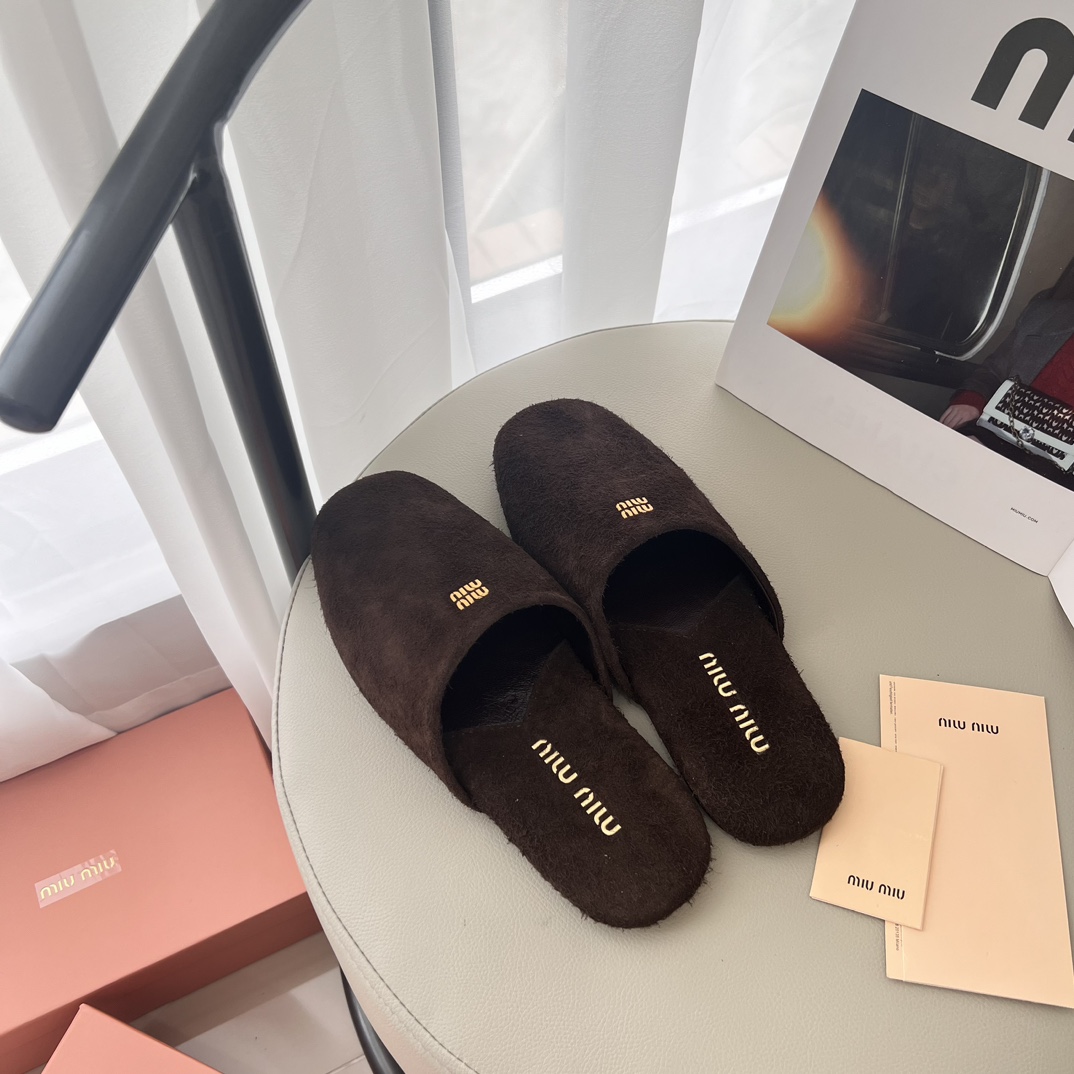 Suede slippers