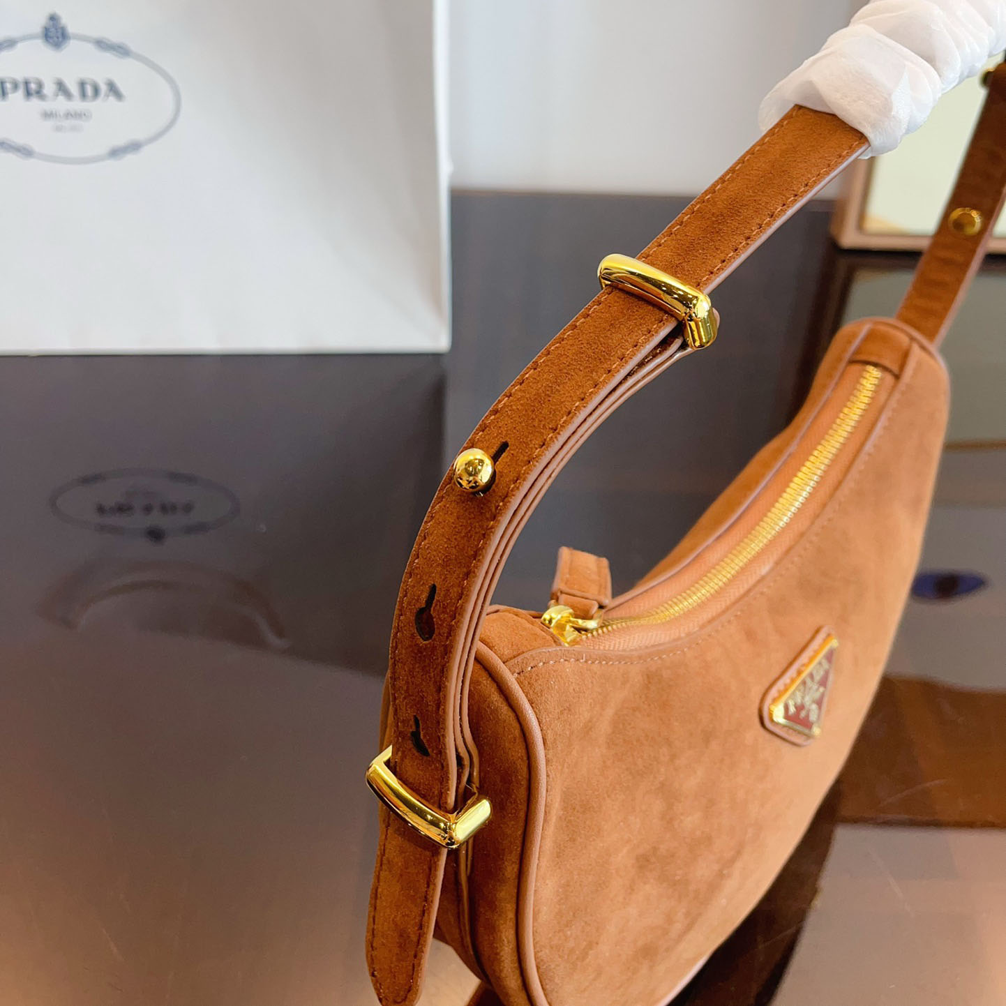 Arqué suede leather shoulder bag