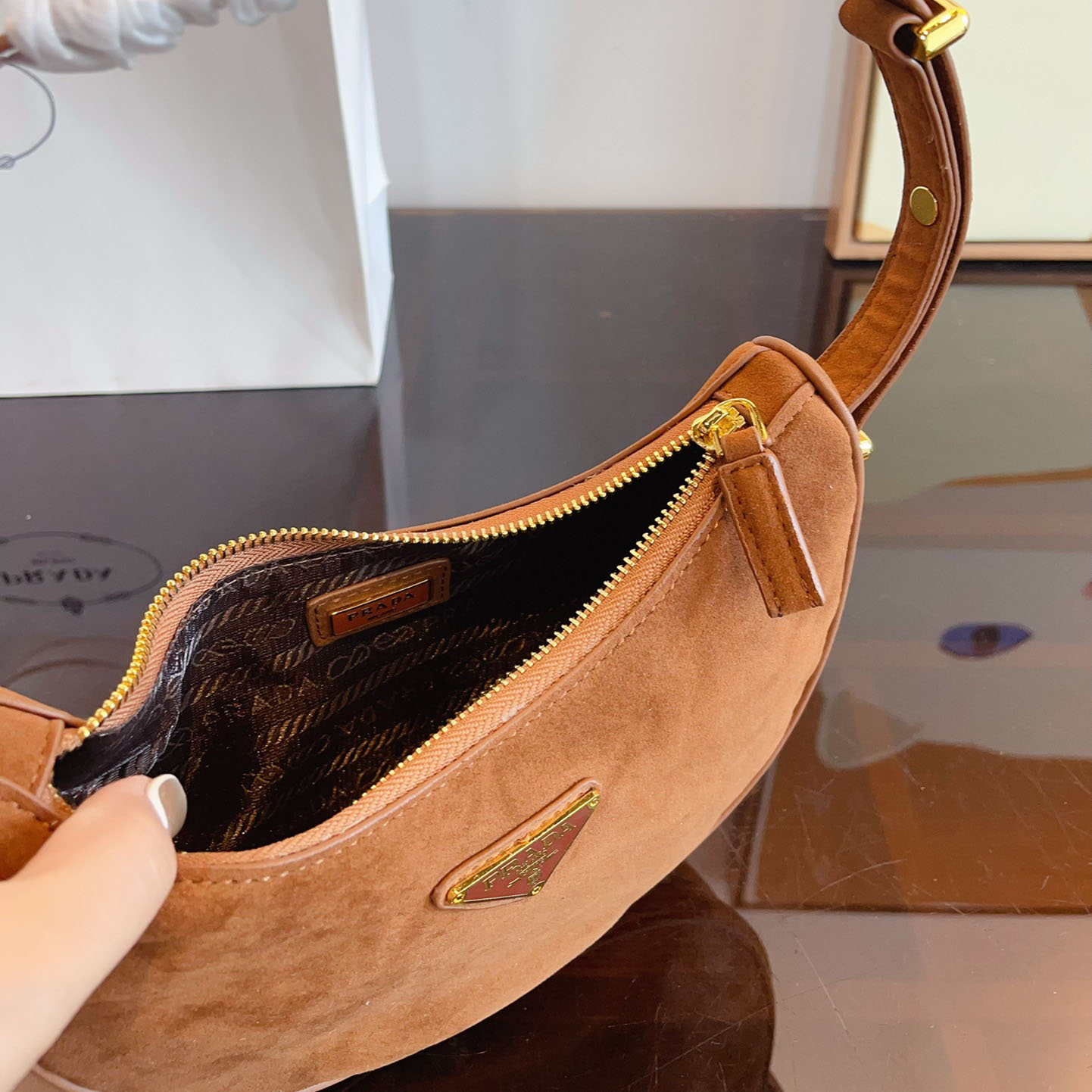 Arqué suede leather shoulder bag