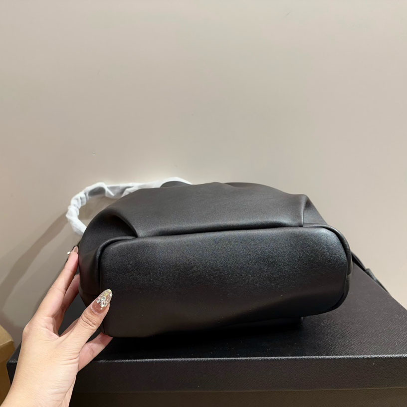 *Nappa leather shoulder bag